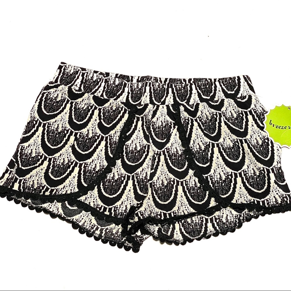 BREEZE EVER Crochet Trimmed Shorts
